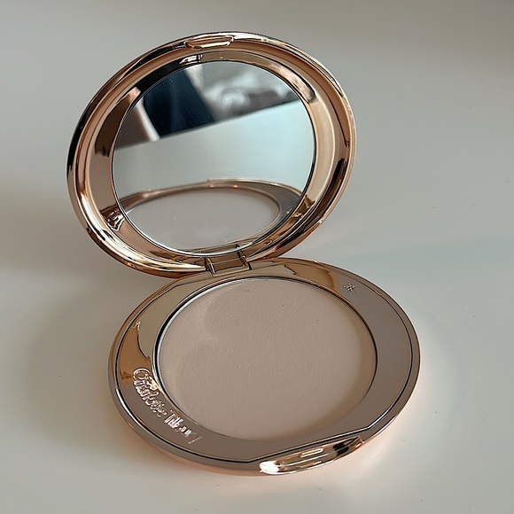 Girls Night Out Beauty Kit! MAC & Charlotte Tilbury - Picture 5 of 8